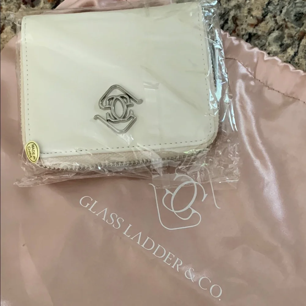 Glass Ladder & Co Susan Creme Bi-fold Wallet w RFID coating! NWT! - Picture 2 of 8